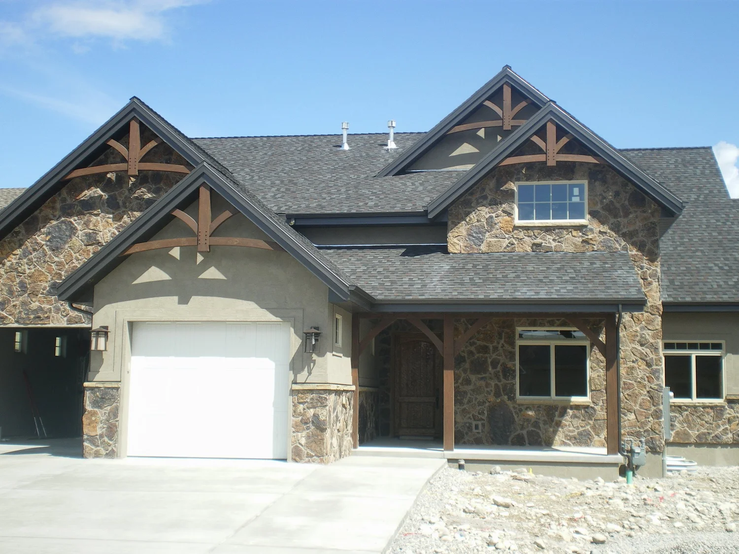 New custom home showcasing Mountain West Timber's front outdoor heavy timber beams